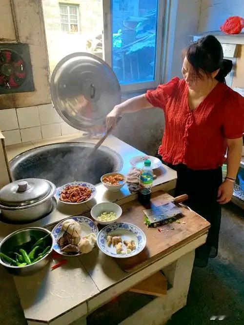 当婆婆做的饭菜不合儿媳妇口味时，聪明的儿媳妇应该坦然面对或漠不做声，不做任何评价