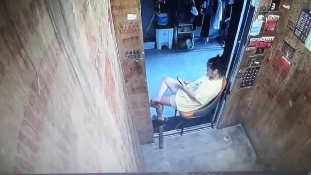 刷到件事，感觉此女简直就是胆大包天。

沧州一女子把椅子摆在电梯轿厢门口，人坐在