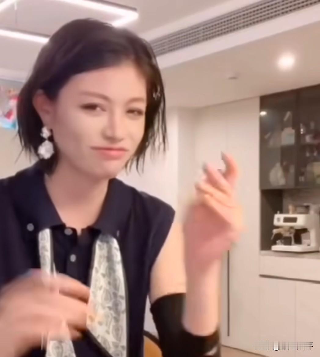 近日，葛荟婕回应了女儿小苹果不来找她的原因。

她说，在小苹果还不到两岁时，她便
