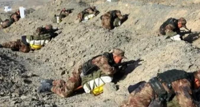 别被电视骗了，上过战场老兵经验之谈：遇到爆炸时，千万不能整个身体趴在地上，但凡卧