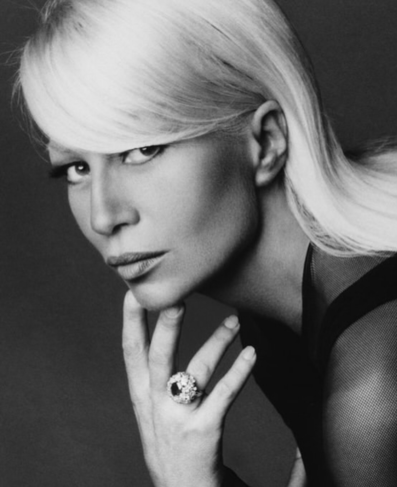 Donatella Versace 卸任范思哲创意总监一职，发文：我希望到目前为