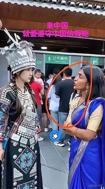 贵州景区公厕排队的一幕，看完不少游客心里堵得慌。
当天游客全都有序等候，一名印度