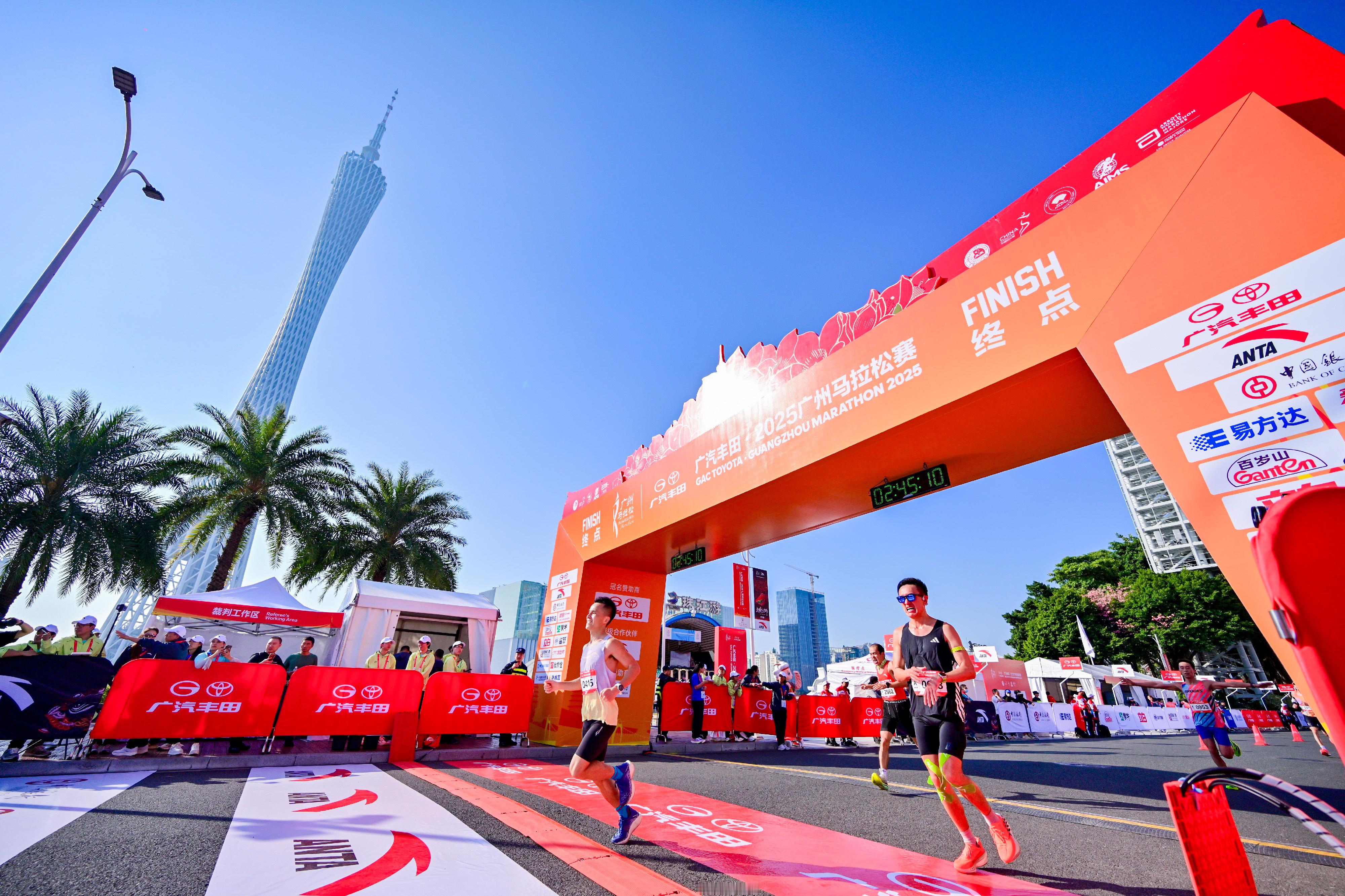 当广州马拉松遇上冬至 沙面岛的欧式建筑、白鹅潭的现代艺术，广马是冬至的文化万花筒