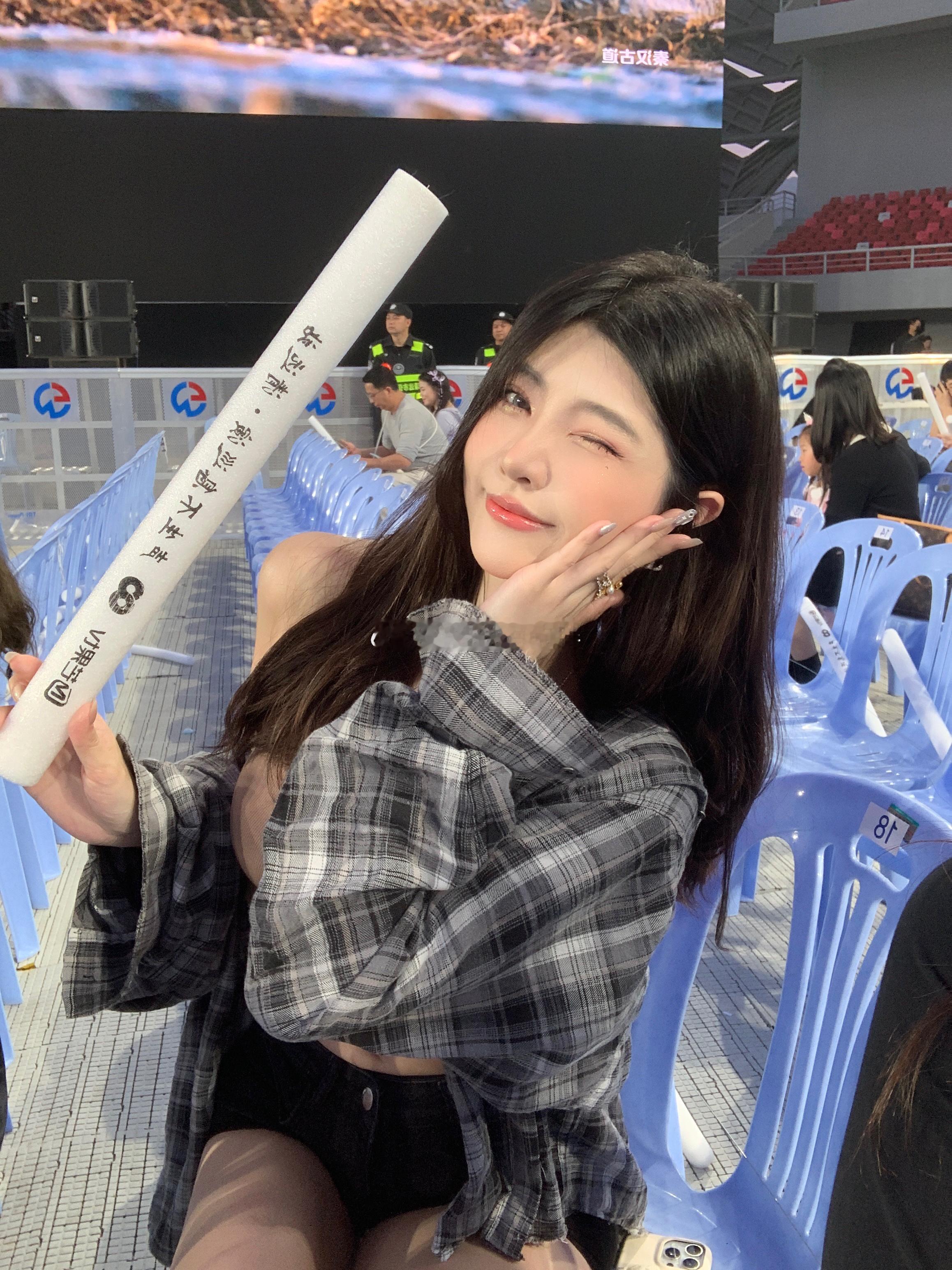 原来我们都一样顽固 怎么会谁都绝口不提要幸福  ​​​