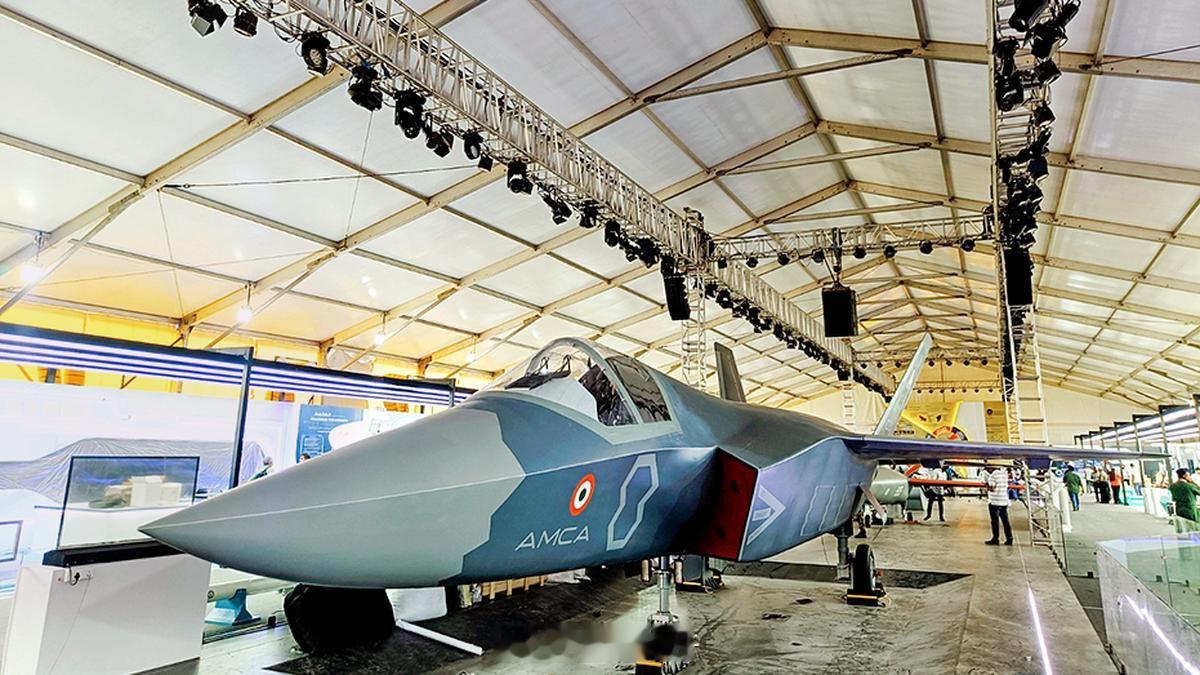 AMCA最新进度表：→ 首架原型机推出：2028 年末  → 首飞：2029 年