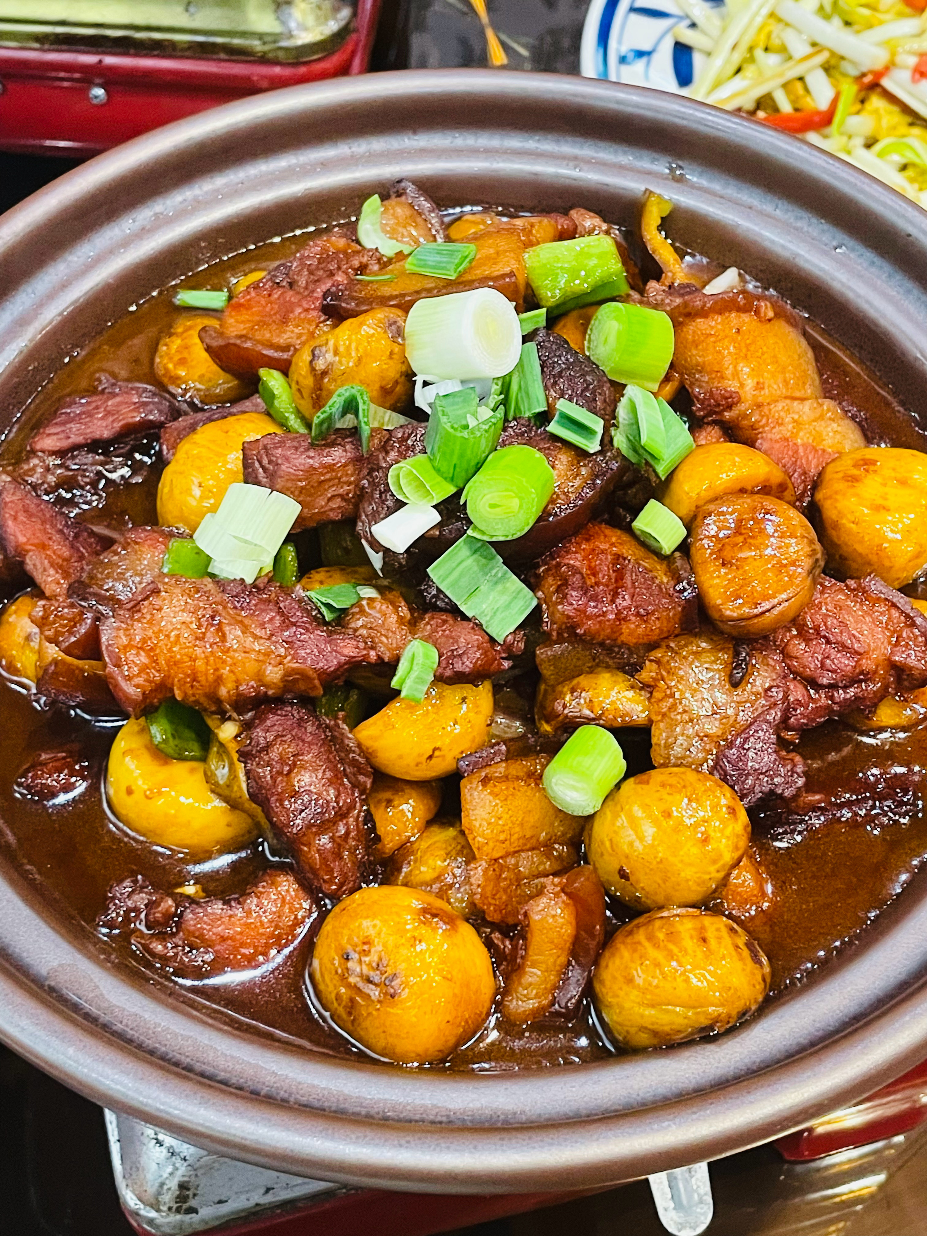 点了两个锅子，水阳三宝，板栗红烧肉，还有个韭黄炒鸡蛋，185元。 我的美食日记 