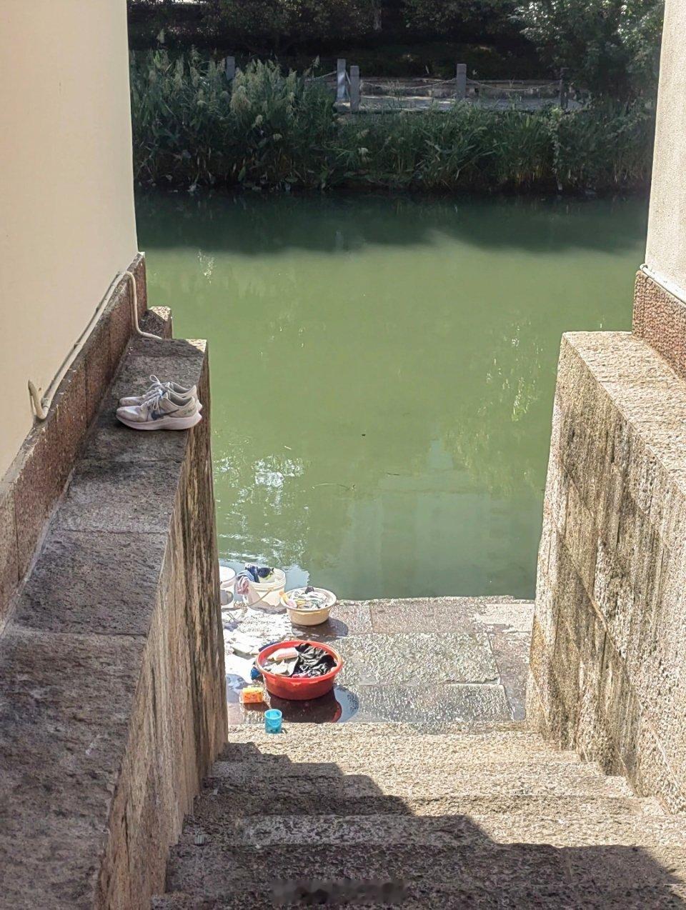 作家吴晓波对杭州有这么一个观点：杭州虽然名列七大古都，但从钱镠到赵构，从未出过雄