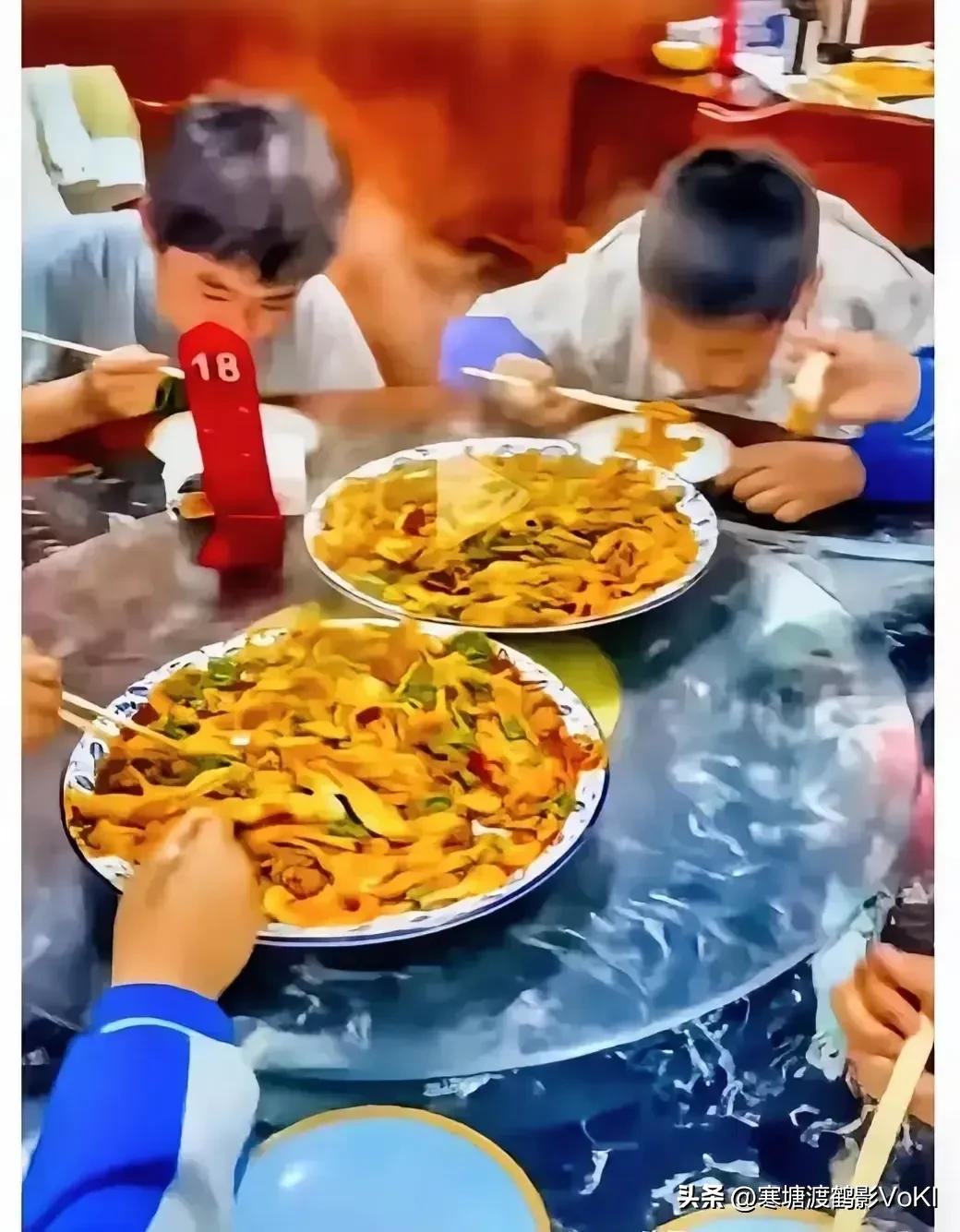 三名小学生来到一家面馆吃 炒面，因为钱不够，三个人点了两碗面说要匀着吃。老板为了