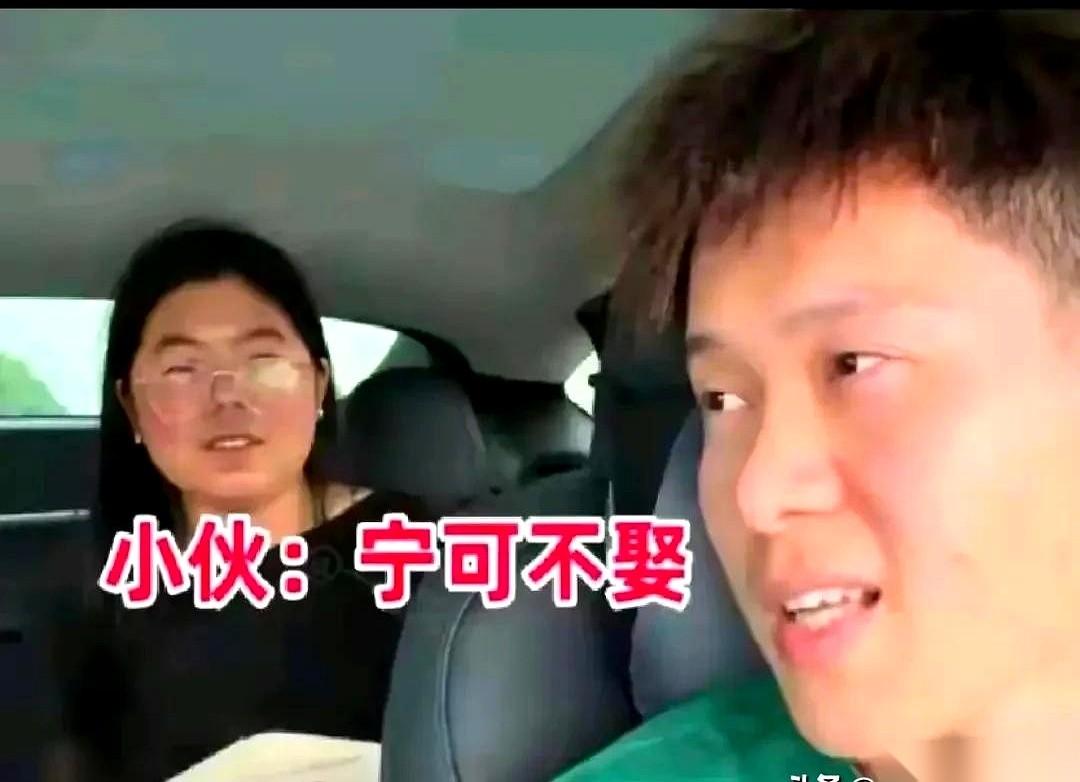 27岁的小伙子相亲，对面坐着32岁的女老师。
饭局快结束，媒人满脸堆笑，凑过来悄