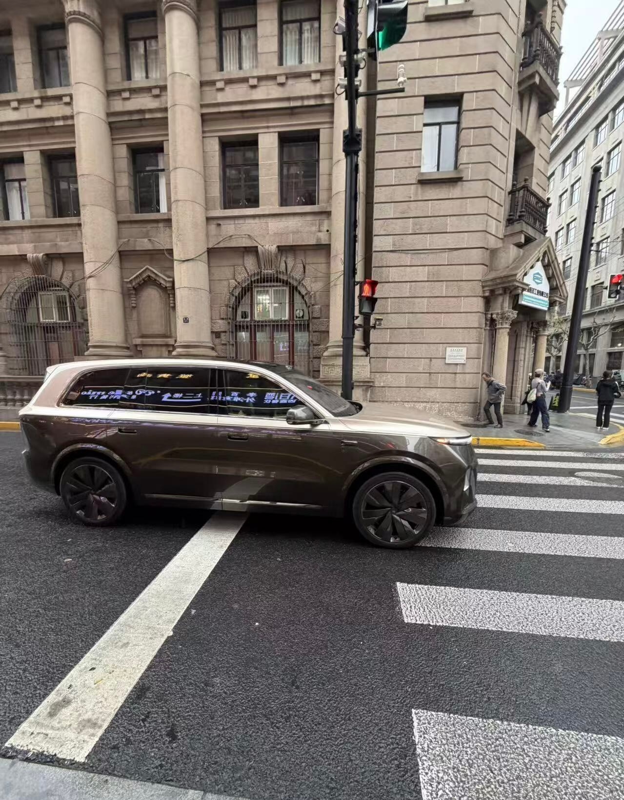 全新一代理想 L9 越来越近了～最近应该在上海拍宣传片，这附近应该不少车型都来取