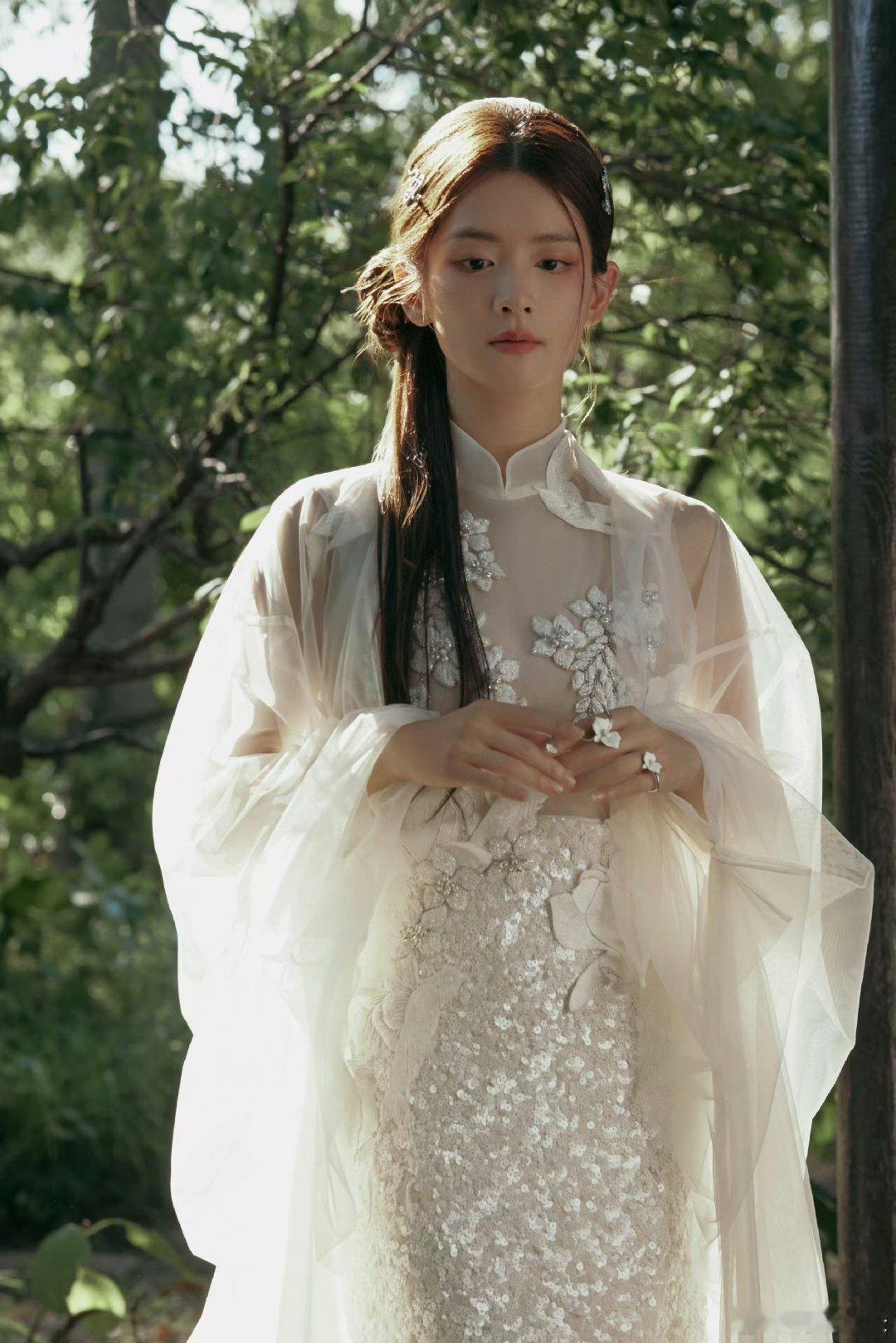 #白蛇浮生七夕芭莎大片# 七夕之际，白蛇浮生的故事在芭莎大片中重现。陈昊宇的身影