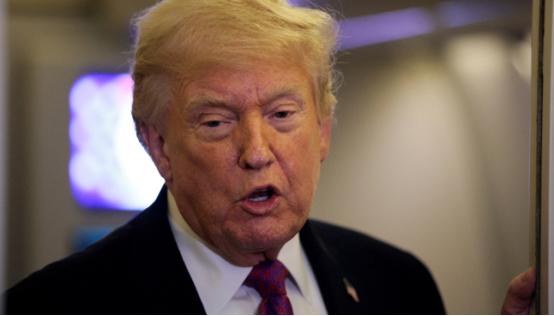 特朗普在社交平台上发了条动态，说去年我们把伊朗的核设施给炸了，可现在想从那片废墟