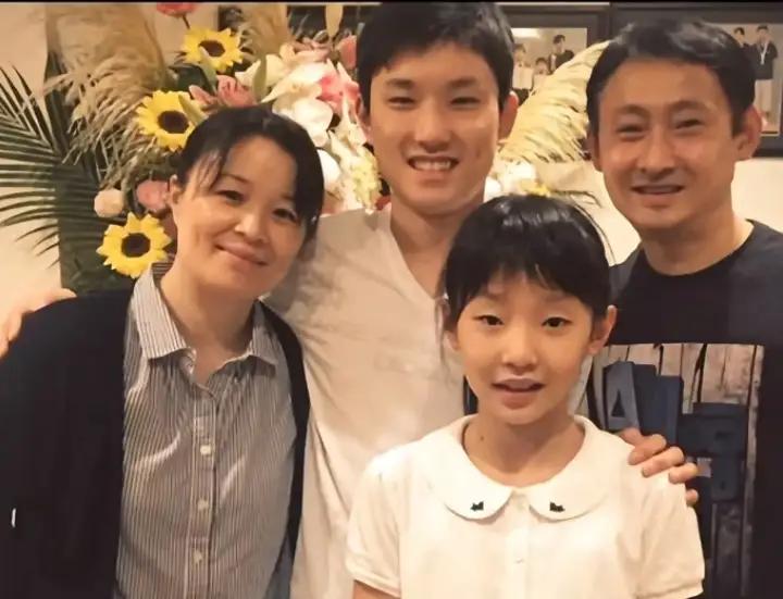 不愧是留着中国血液，张本智和母亲温柔优雅，父亲张本宇满眼父爱

前两天刷到张本智