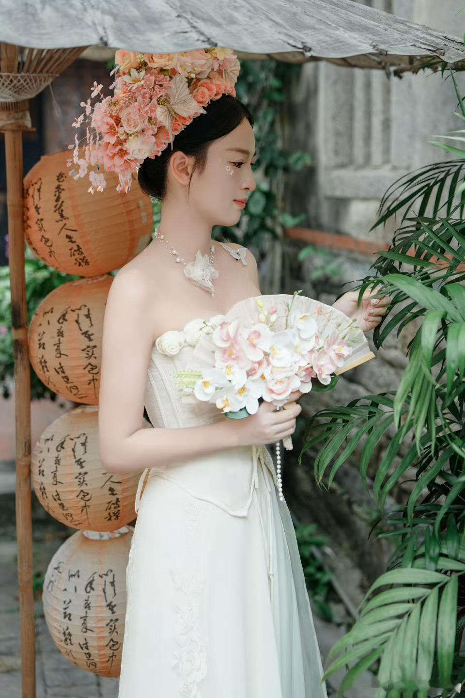 今世簪花，来世漂亮。今生也漂亮去福建的时候也簪了一次花当时觉得不好看，再看也还可