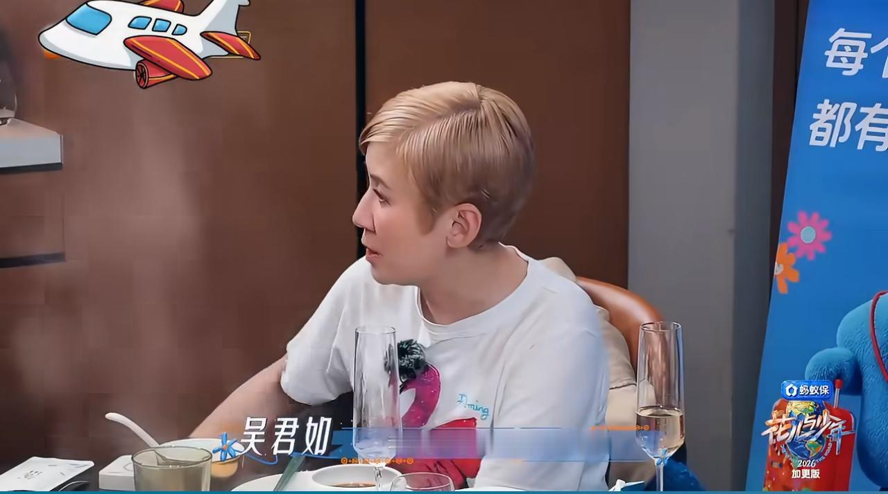 花少8两位大姐备战大不一样！吴君如做花眼手术，殷桃求助AI。
这两位大姐的备战方