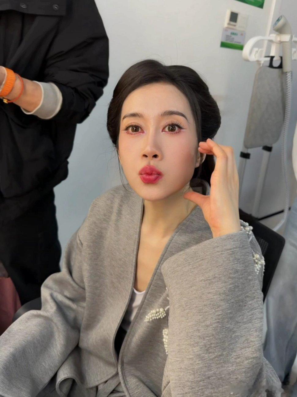 温峥嵘回复阚清子阚清子晒凌晨三点的合照，为大家疯狂打call，温峥嵘暖心回应“你