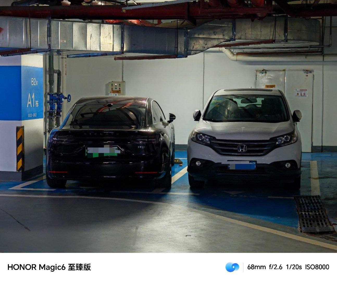 说实话，我不理解为什么有人会这样停车？一般人倒车的逻辑不都是没有停到位，然后会挪