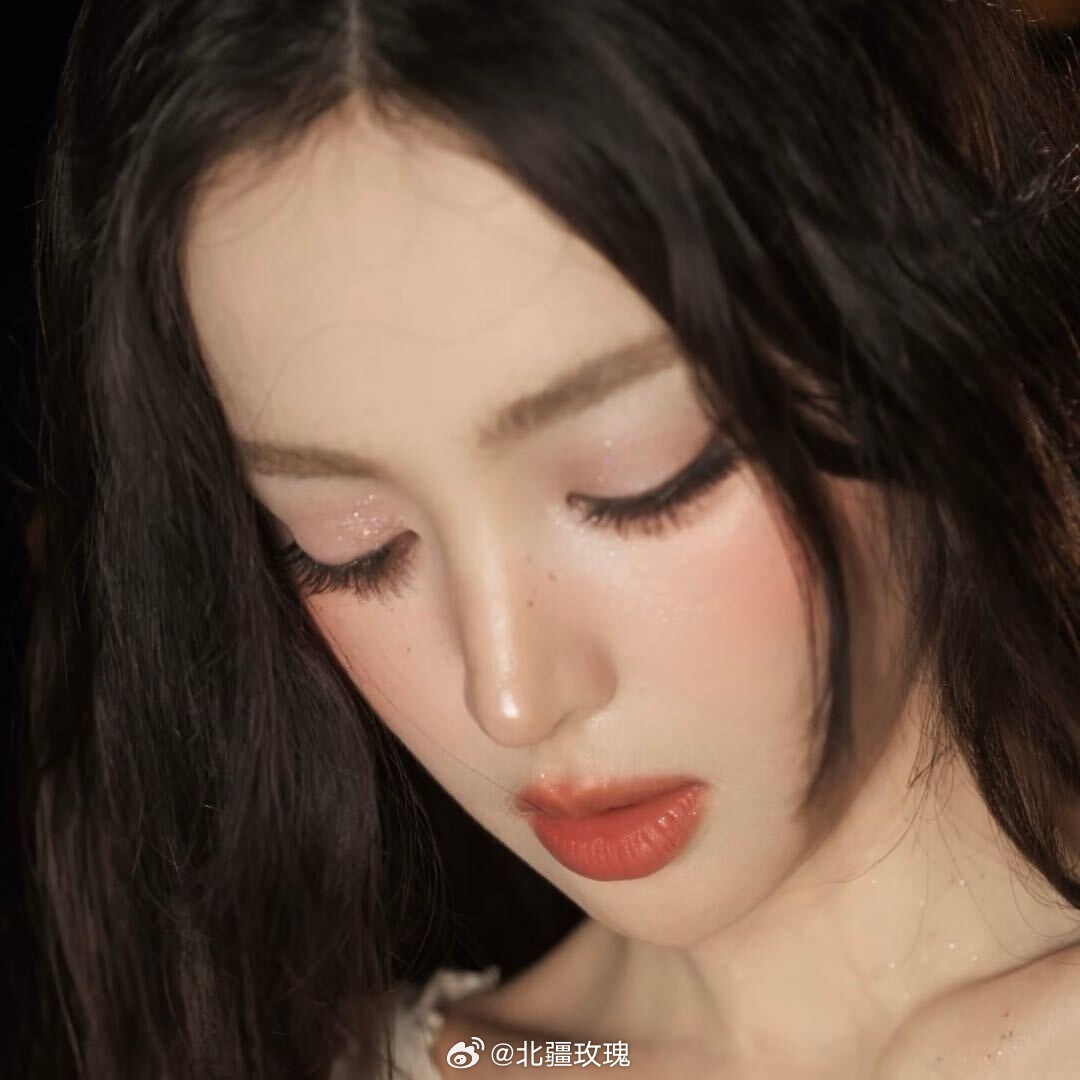 娜扎瓷娃娃一样的小脸蛋看着就让人心情大好周一快乐🎉 