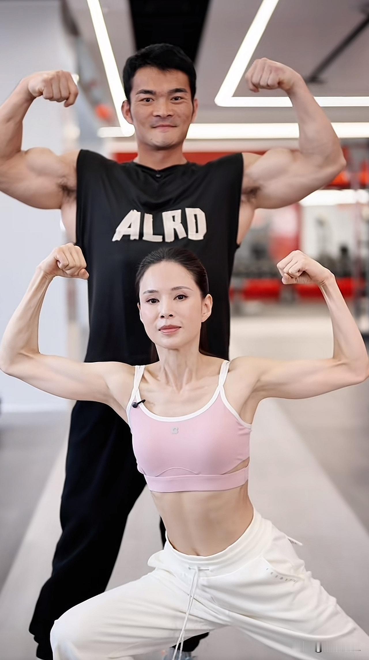 明星也玩反差
李若彤和李维刚
两人都姓李，甚至李若彤还称呼李维刚为“侄子”，两人