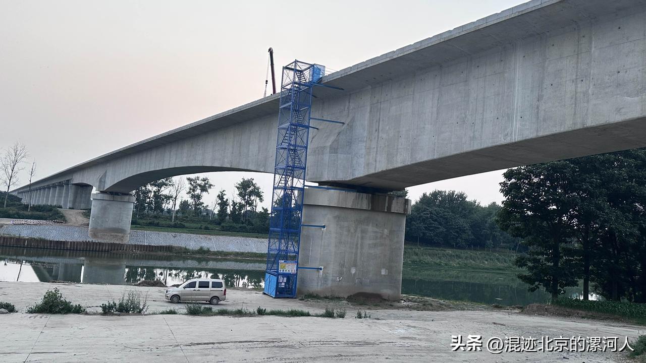 【平漯周高铁漯河小谭沙河桥已合龙。你觉得怎样？】这是正在建设中的平漯周高铁漯河小