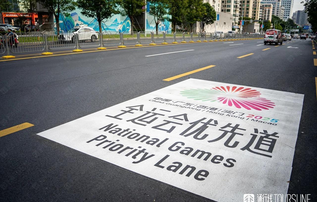 活力大湾区的路标，魔改了对岸的这款字体？
全运会正召开，通通最近也到访了深圳，在