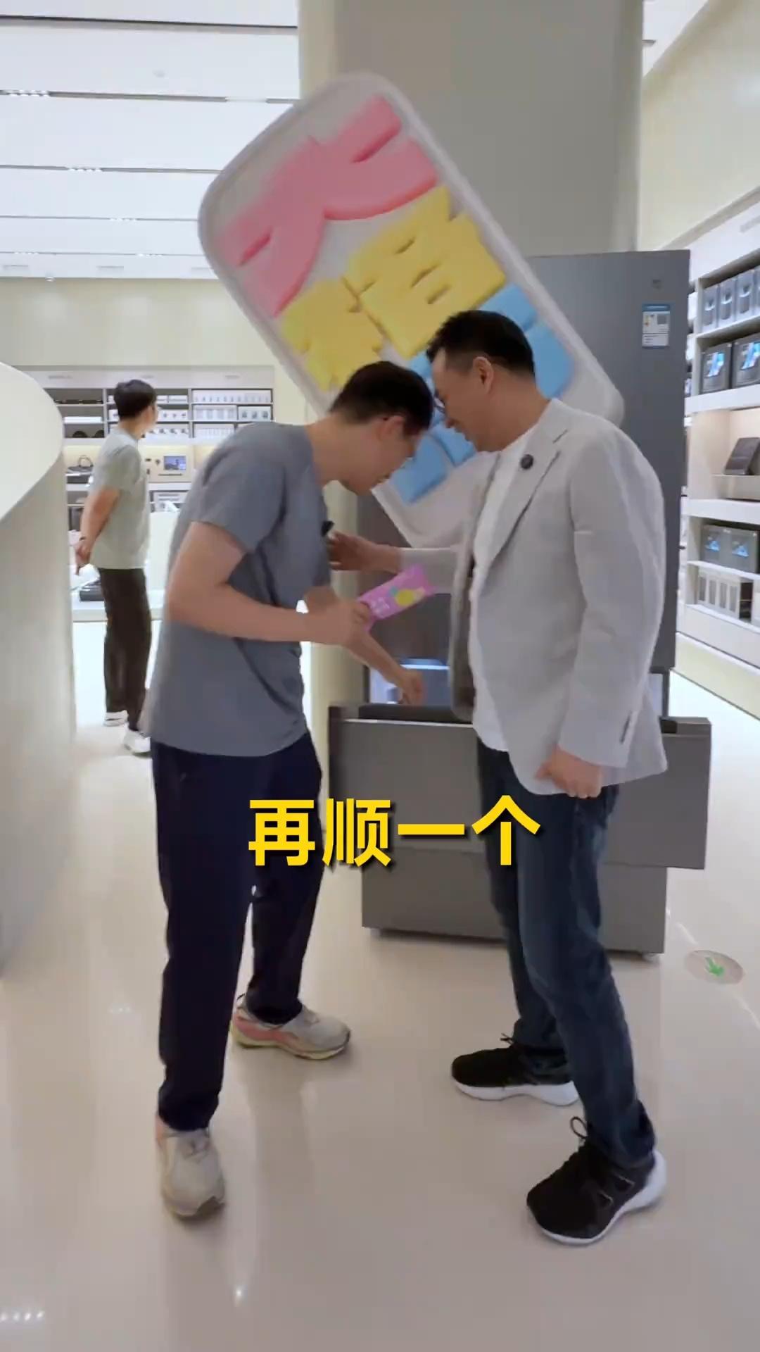去小米之家放王腾这个视频，是不是可以领两个雪糕？ ​​​