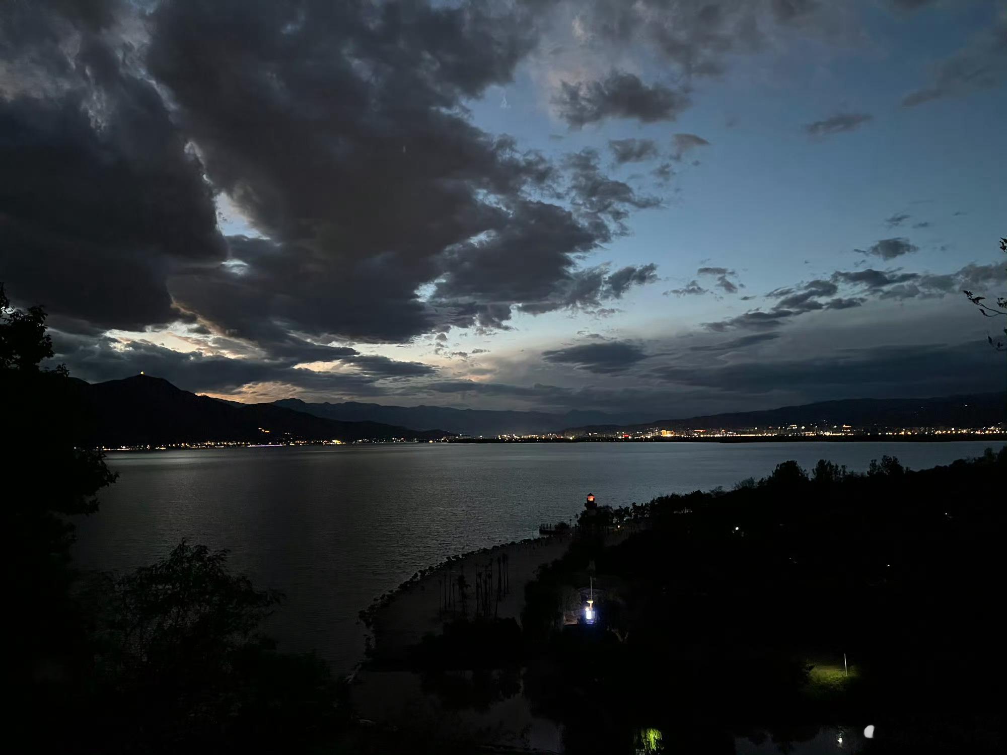 邛海的夜，是沉在月华里的。坐在露台竹椅上，看月亮从山背后慢慢浮上来，像一位迟到的