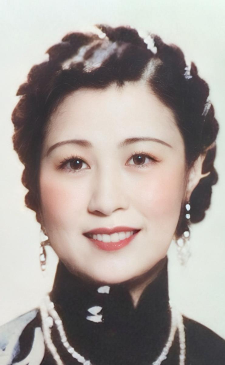 复旦校花严幼韵：风华绝代 才貌双绝
 
上世纪20年代的上海滩，严幼韵是惊艳时光