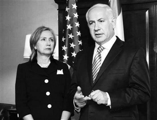 站在内塔尼亚胡身旁的希拉里不简单，那年一大群政治人物在开会，就她一个女的。她是克