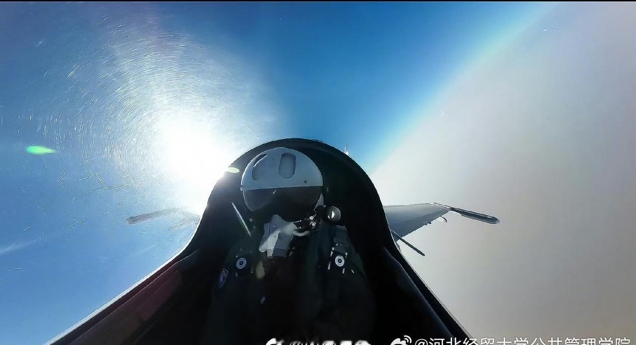 “起飞！"指挥员一声令下，数架战机如利刃出鞘、接续升空，一场实战化飞行训练拉开帷