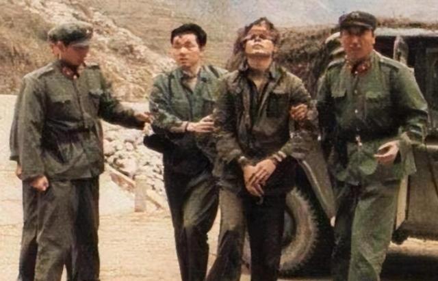 1990年，在中越战俘遣返仪式上，“叛变”军官汪斌拖着仅37公斤重的身体，颤颤巍