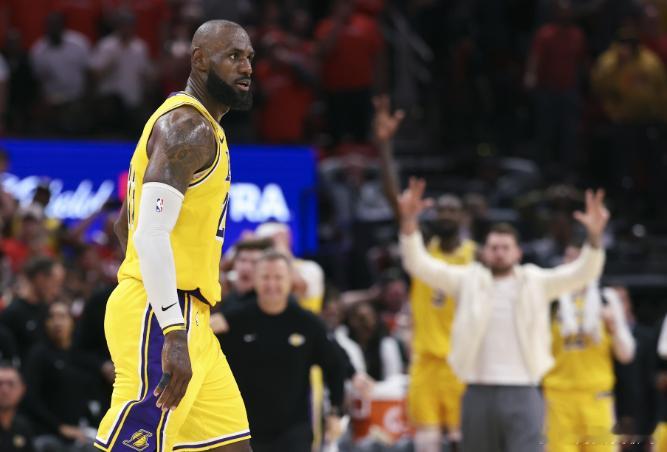 5月12日讯 今日NBA季后赛西部半决赛G4，湖人主场迎战雷霆。湖人球星詹姆斯目