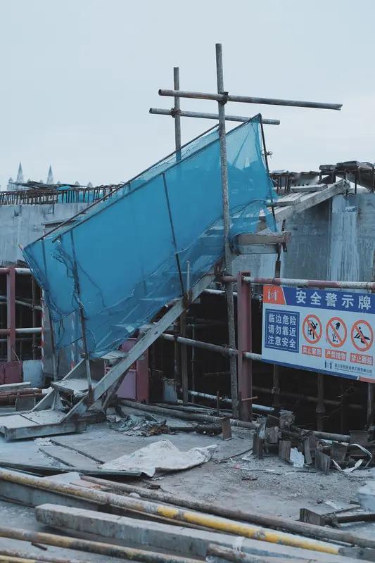 动土挖出半截生锈犁头，风水先生说“是土地爷警示”，大伯不听劝，半月后工地出事了！