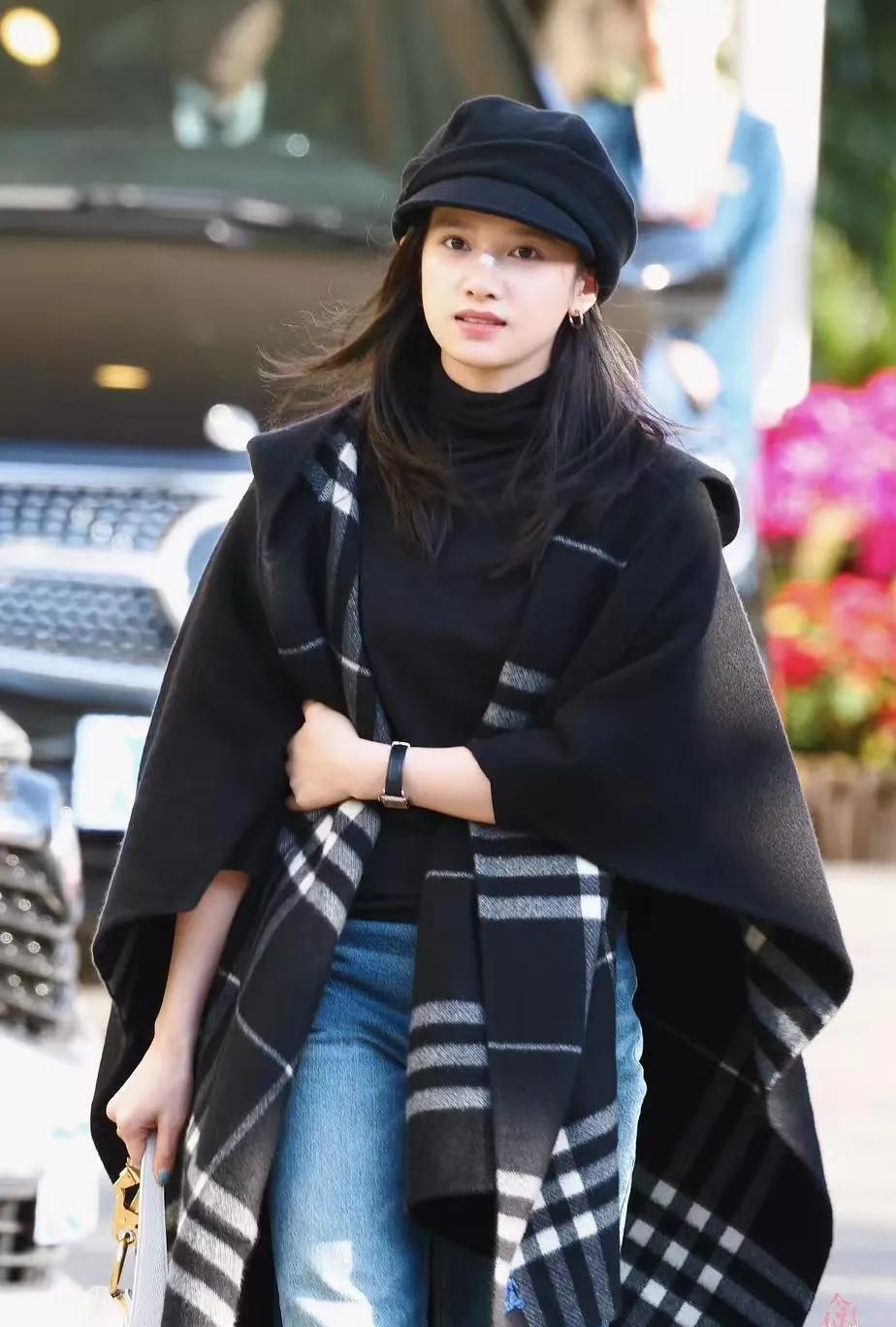 张婧仪这是什么清冷大小姐出街既视感！✨
斗篷大衣+高领打底+牛仔裤，简约黑调里带
