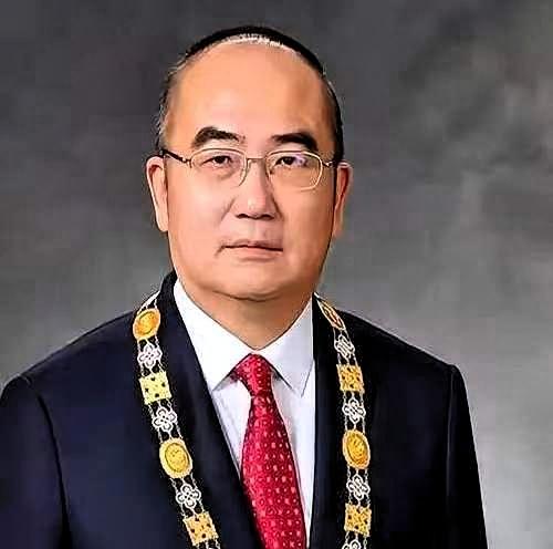谁能想到，当年那个撑起武汉金银潭医院的院长张定宇，拖着一瘸一拐的身体在抗疫一线拼