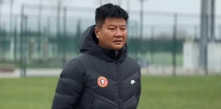 辽宁铁人主帅李金羽下课，他成为本赛季中超第一个下课的教练。下午还参加发布会，两小