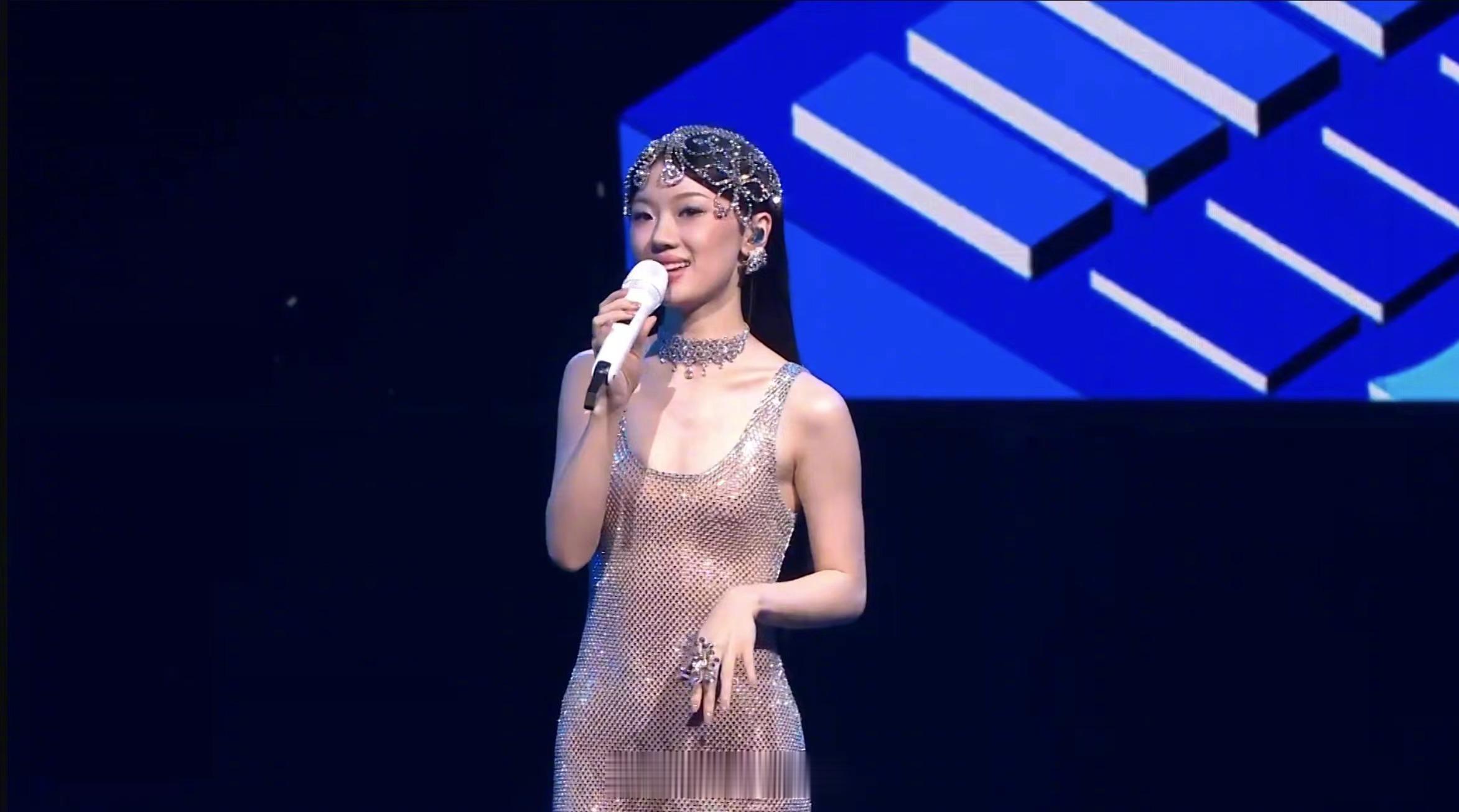 #单依纯想你时风起梦回去年盛夏##单依纯又双叒在舞台上发光了# 听唱《想你时风起