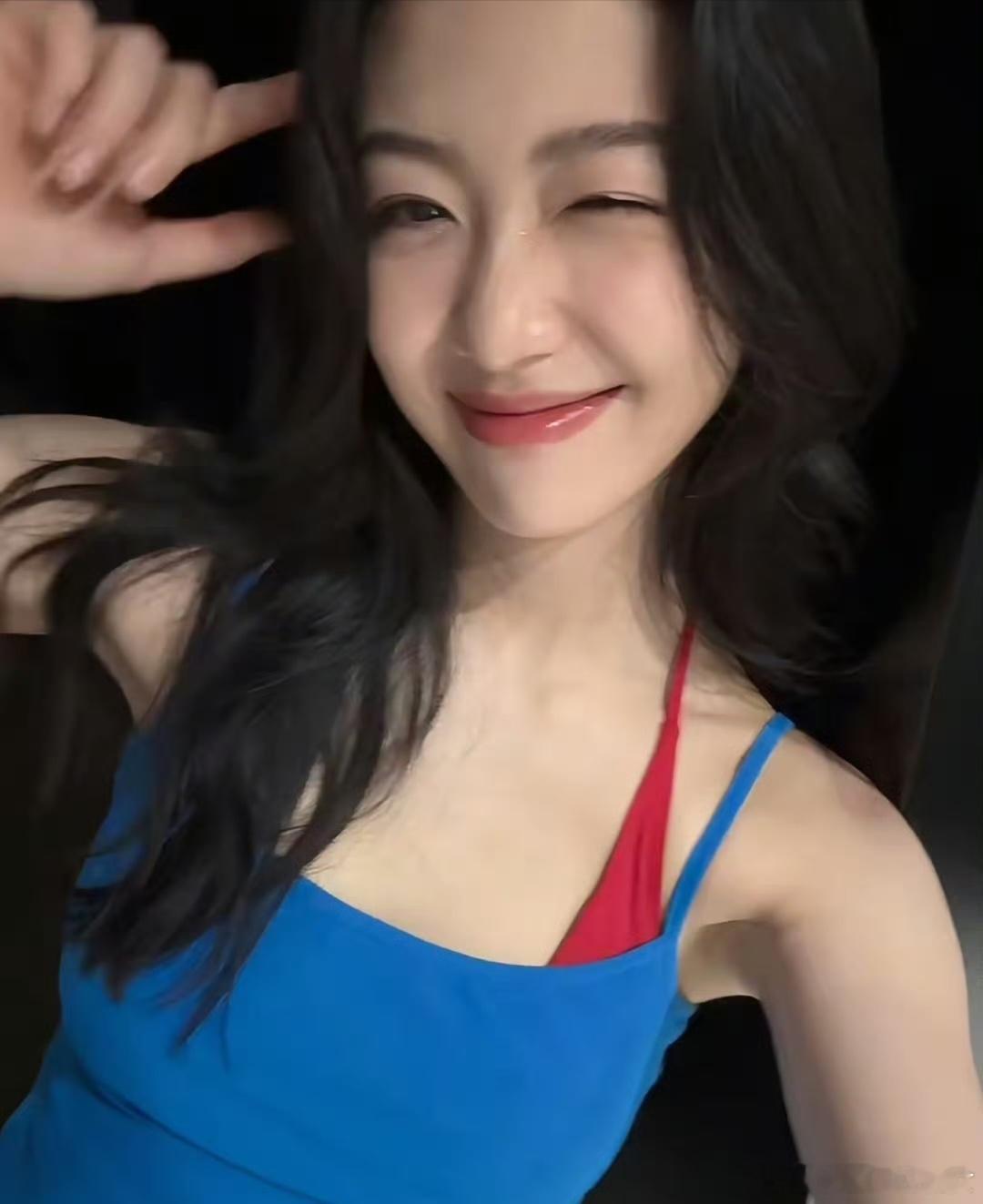 都是淡颜系小花，向涵之是灵动鲜活的灵气美人，沈羽洁却是木讷呆滞的白开水颜值，氛围