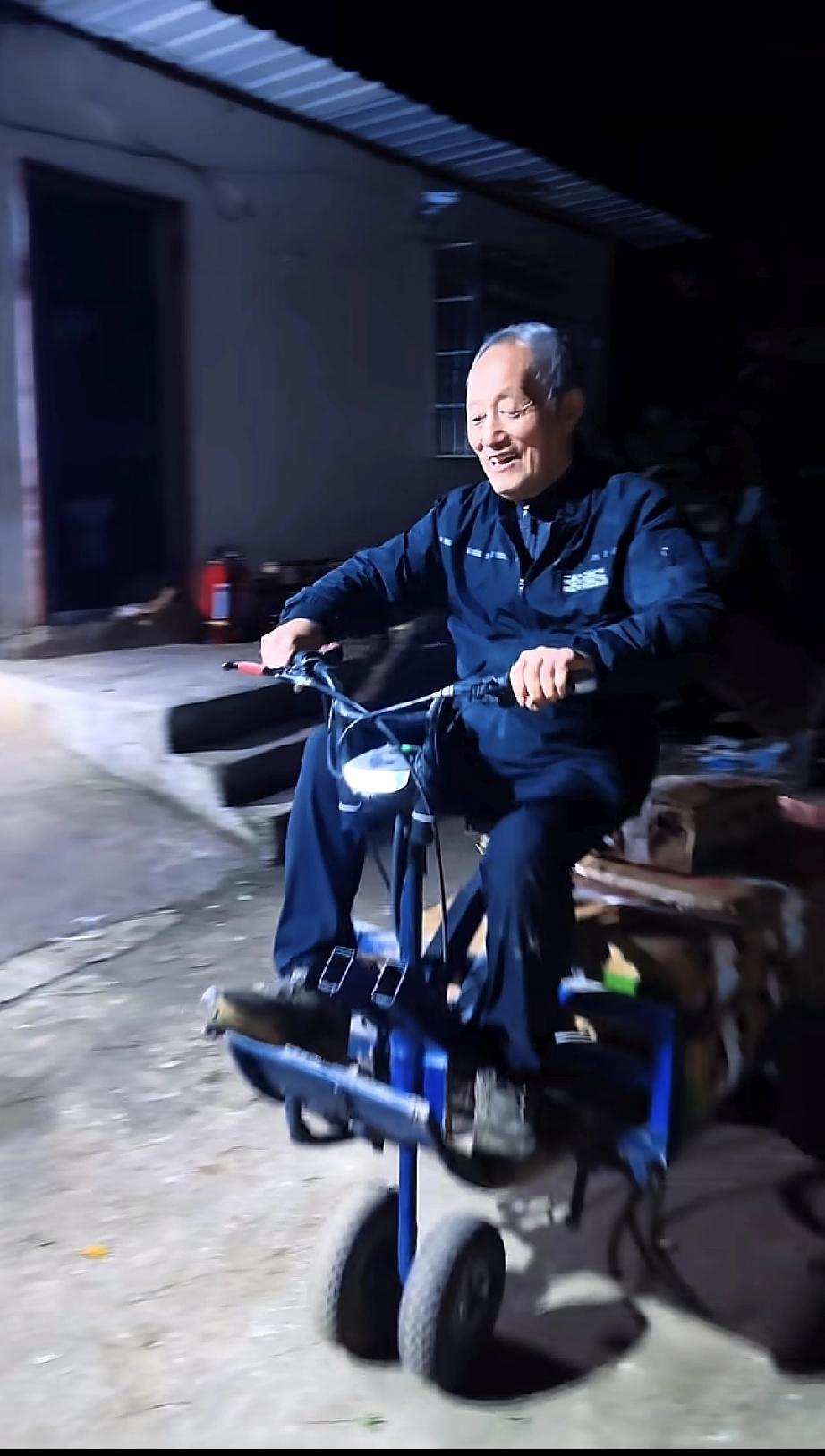 冯园长骑着小三轮给动物们搬运粮食

最近凯里动物园热闹非凡，同时也给园里带来了收