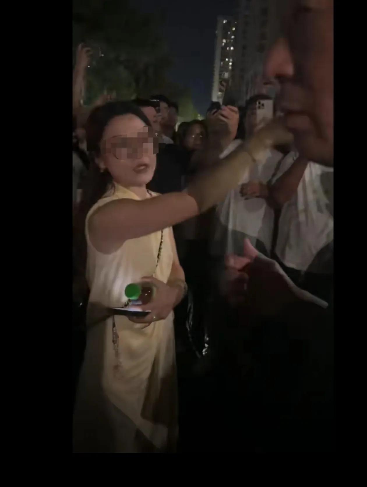面店老板不道地，但这么多围堵人家门面，是不是已经涉嫌聚众闹事了？看来大家都挺闲的