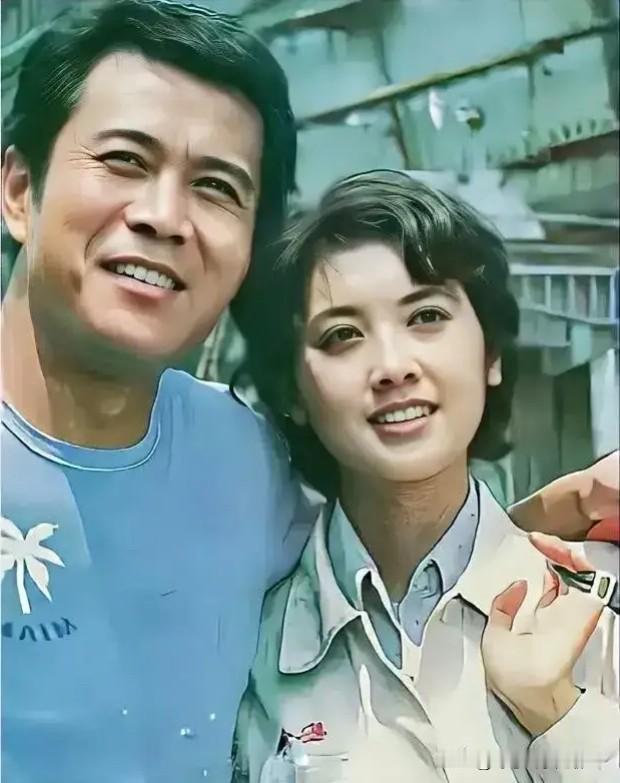 两位明星早年的合影里，右边这位短头发美女是那个年代娱乐圈里最漂亮的一个，大眼睛高