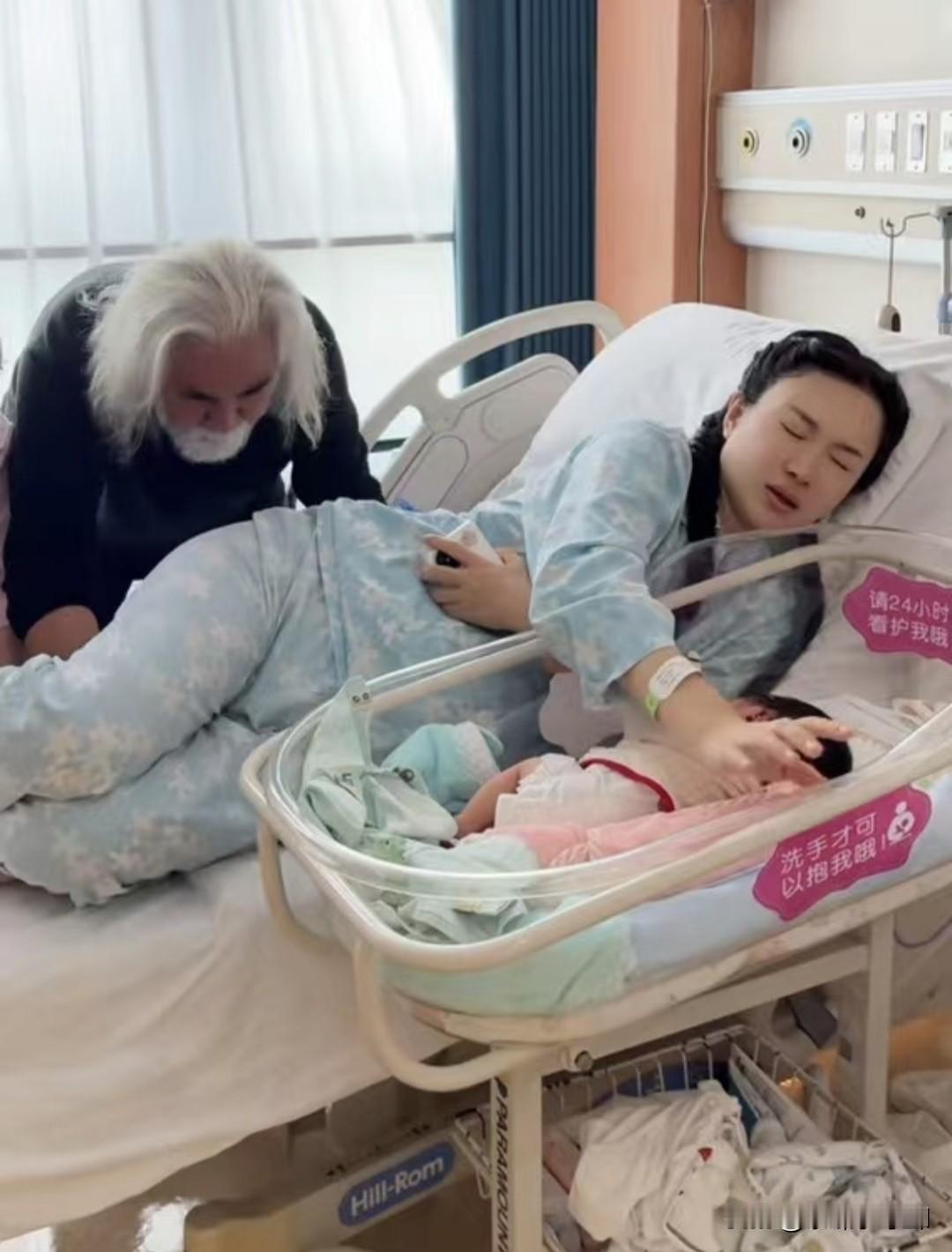 网友辣评：《消失不了的他》73岁张纪中早前在医院陪产，伺候小31岁老婆累到瘫。他