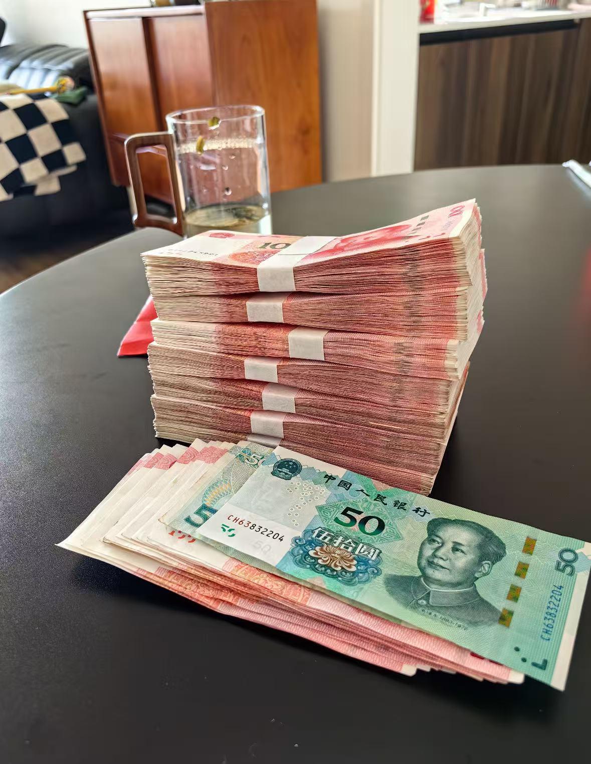 九万块钱借出去八年。
我老公2019年借给朋友的。
当时说周转一个月。
今年刚还