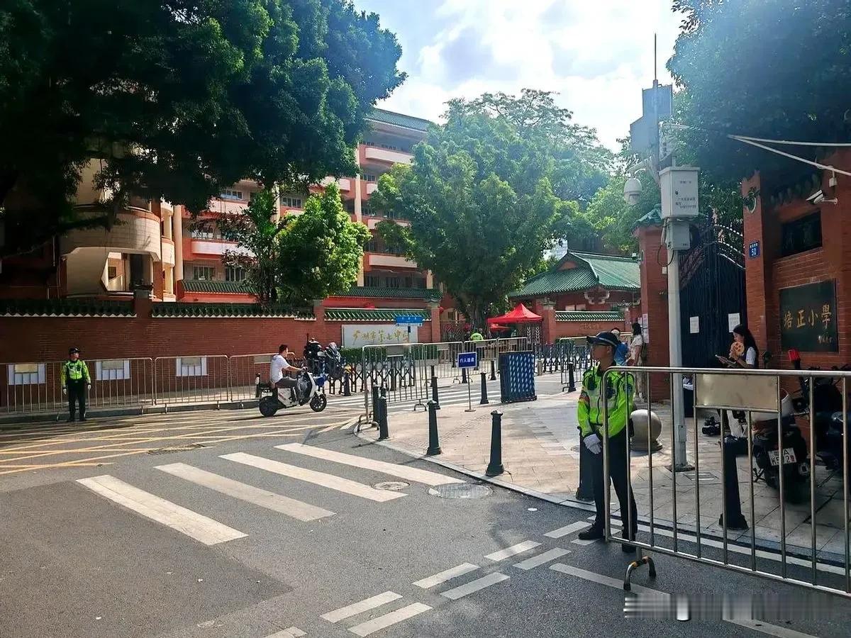 广州高考考场外空无一人没有家长扎堆，显得冷冷清清，一点也不像隆重考试。
这种现象