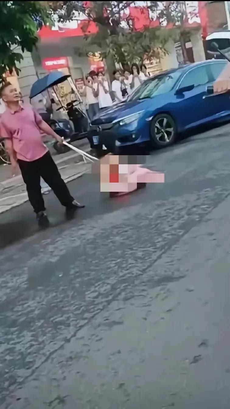 没想到！
 
丈夫出差提前回家，撞破妻子带他人回

家，没选冷静处理，反倒拉着妻