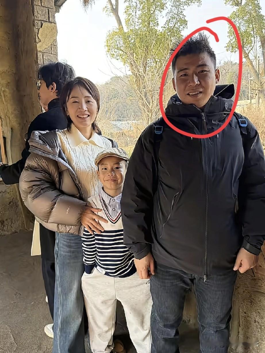 刚刚刷到秋天妈妈，我好像断网了。
她怎么换老公了？什么时候和邱世杰离的啊？

好