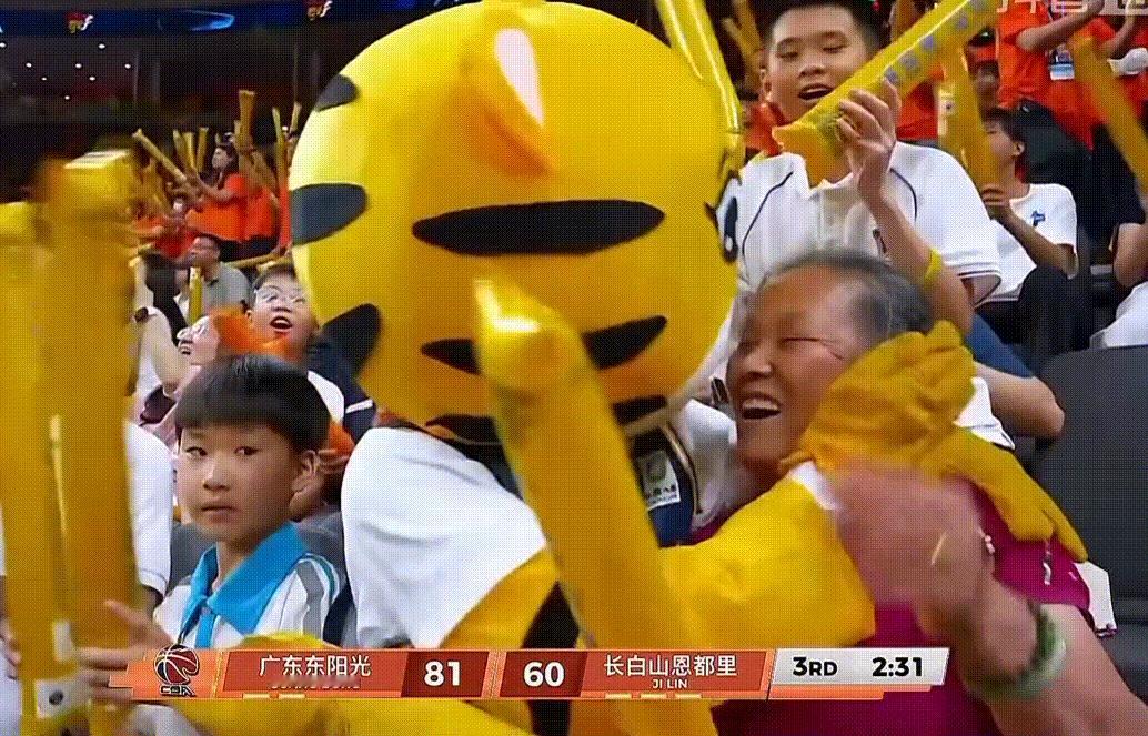 哈哈哈这只吉祥物在干嘛！！ 