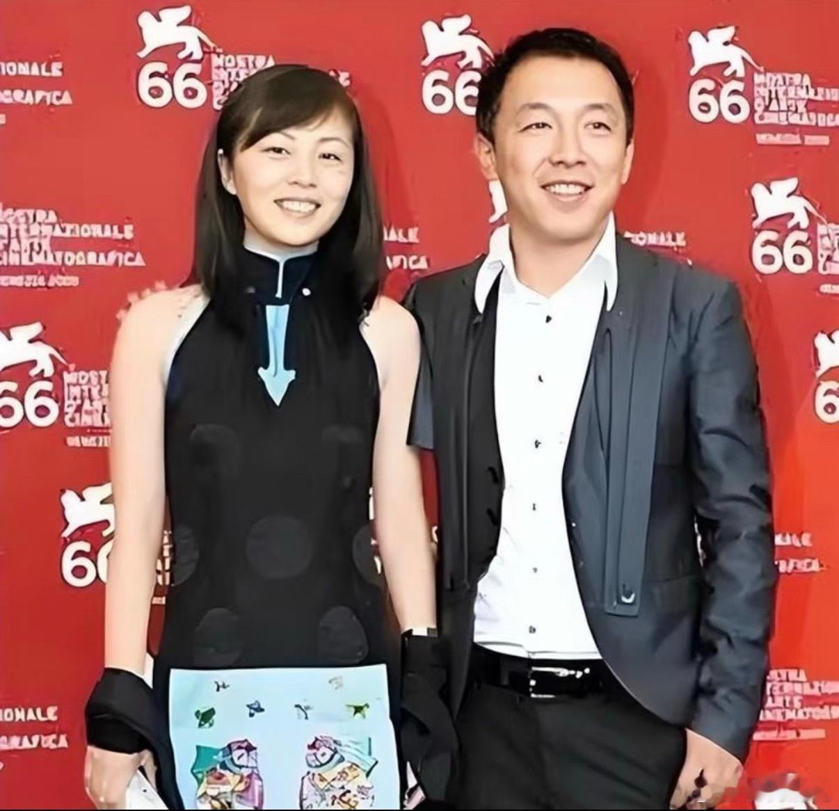 黄渤：给百亿也不换，陪我吃苦5年的原配妻子。当年，长相普通、一无所有，还是穷小子