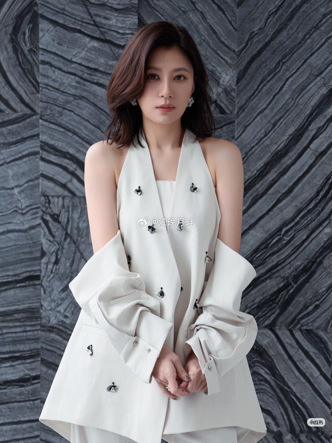 贾静雯大女儿疑似恋爱女儿21了 谈恋爱也很正常了现在谈恋爱都挺早的希望好好谈 以