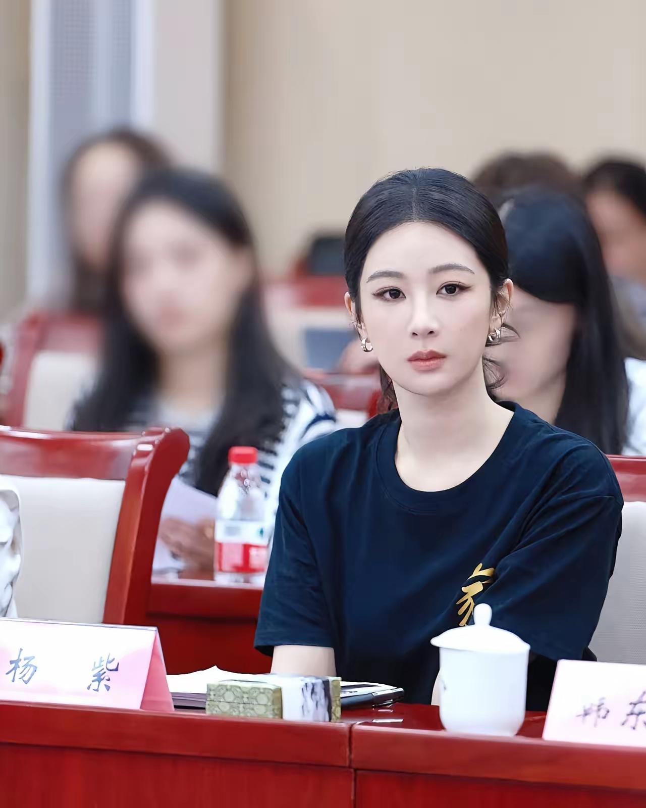 杨紫昨天又被夸了
家业座谈会开了4个小时
她被80岁的仲呈祥老师表扬了30分钟